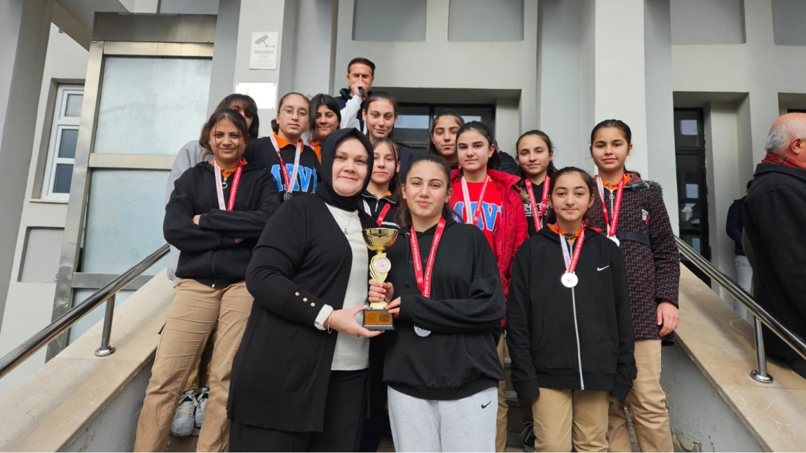 Okul Sporları Yıldız Kızlar Futbol Müsabakalarında İl İkincisi Olduk.